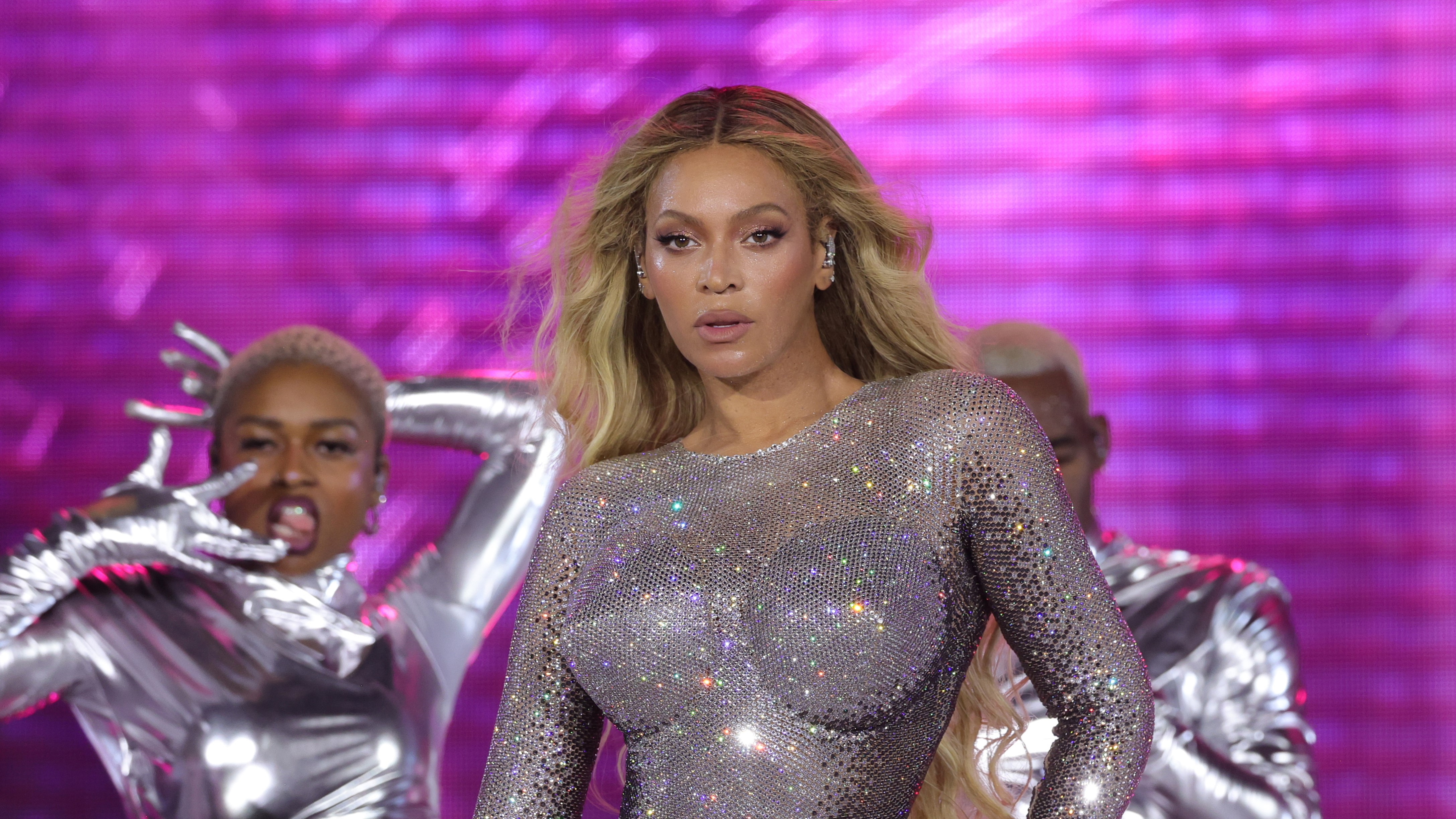 Beyoncé To Headline Halftime Show At Houston Texans And Baltimore Ravens Christmas Game thumbnail